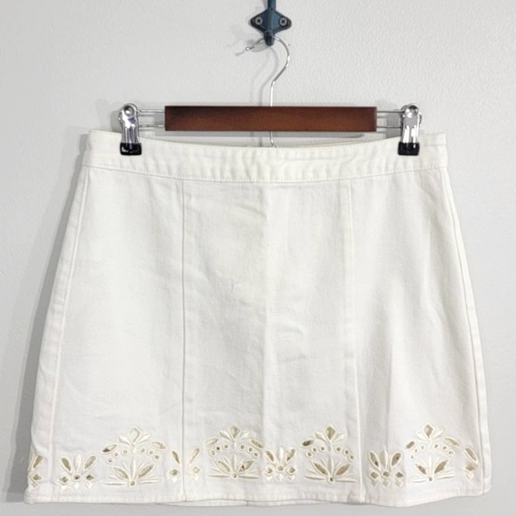 PacSun Dresses & Skirts - PacSun White Mini Skirt Cut Out Floral Bottom